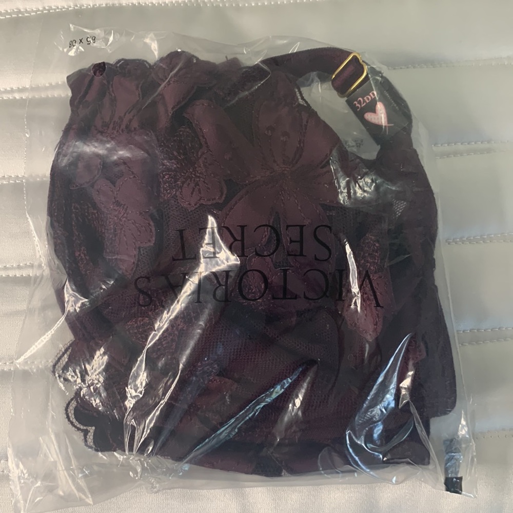 💕NWT Victoria’s Secret Very Sexy Unlined Floral Embroidery Demi Bra 32DD Wine💕 - Picture 3 of 6